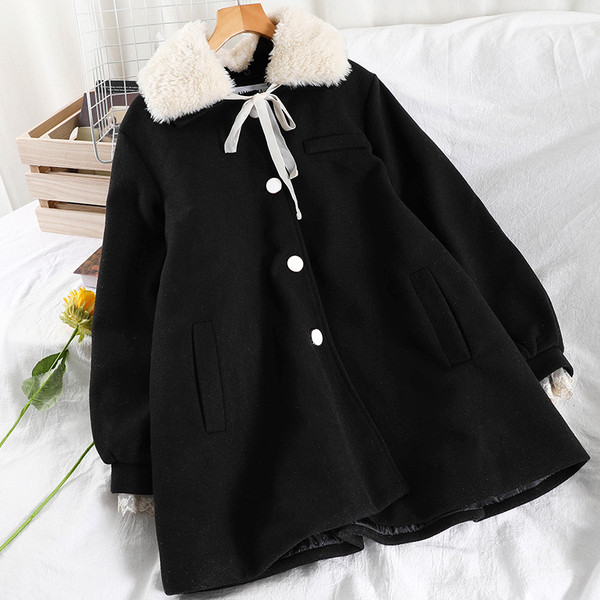 Női alkalmi kabát fekete színben, pehelygallérral