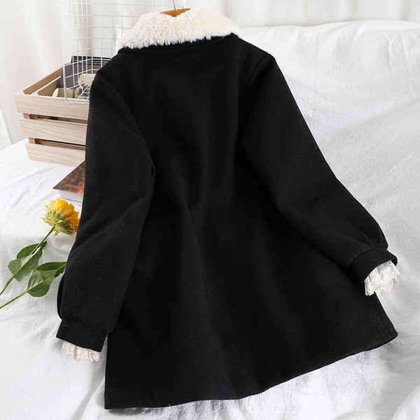 Női alkalmi kabát fekete színben, pehelygallérral