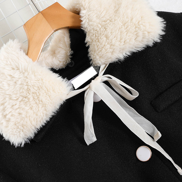 Női alkalmi kabát fekete színben, pehelygallérral