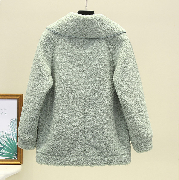 Пухено дамско палто с копчета и джобове 