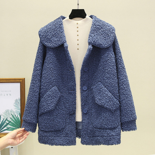 Пухено дамско палто с копчета и джобове 