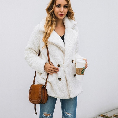 Széles kabát kétsoros rögzítéssel és zsebekkel