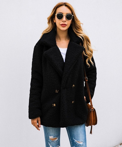 Széles kabát kétsoros rögzítéssel és zsebekkel