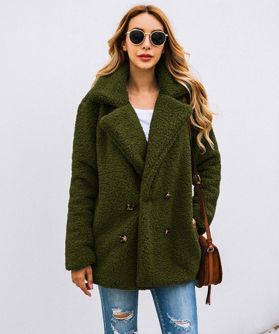 Széles kabát kétsoros rögzítéssel és zsebekkel