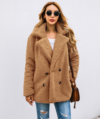 Széles kabát kétsoros rögzítéssel és zsebekkel