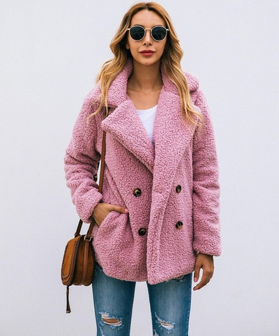 Széles kabát kétsoros rögzítéssel és zsebekkel