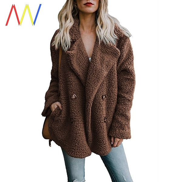 Széles kabát kétsoros rögzítéssel és zsebekkel