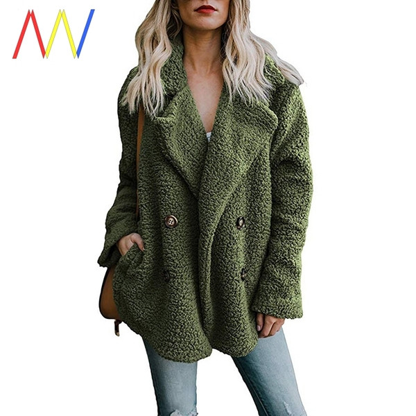 Széles kabát kétsoros rögzítéssel és zsebekkel