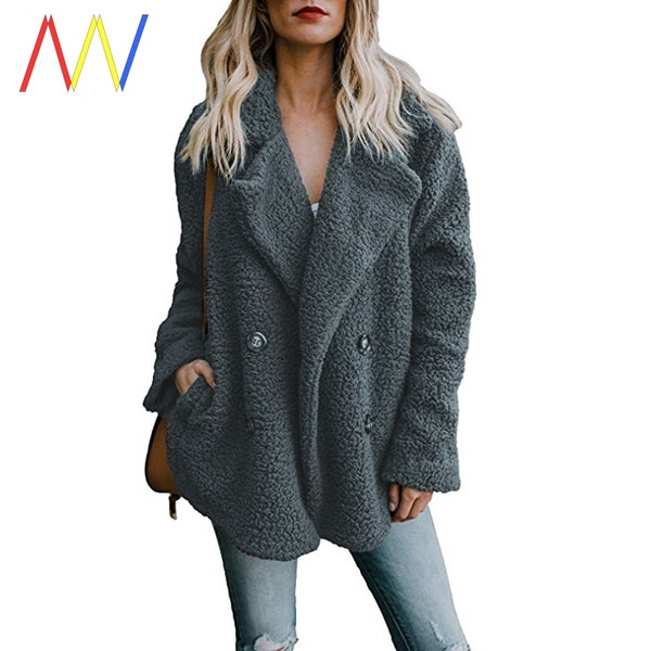 Széles kabát kétsoros rögzítéssel és zsebekkel