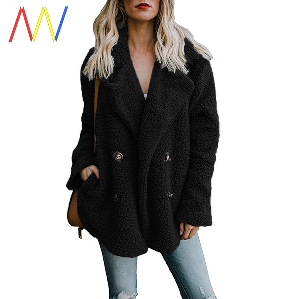 Széles kabát kétsoros rögzítéssel és zsebekkel