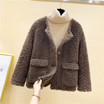 Női modern kabát széles modell gombokkal és zsebekkel