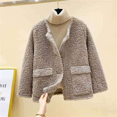 Női modern kabát széles modell gombokkal és zsebekkel