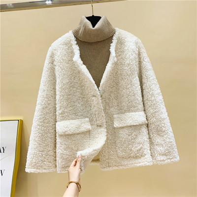 Női modern kabát széles modell gombokkal és zsebekkel