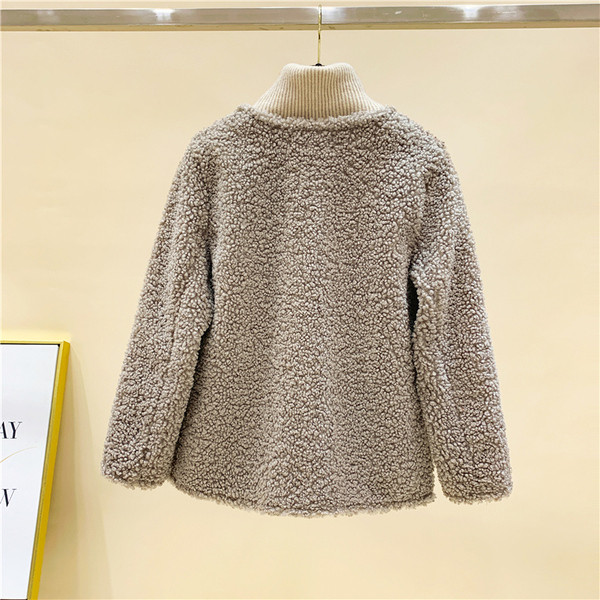 Női modern kabát széles modell gombokkal és zsebekkel