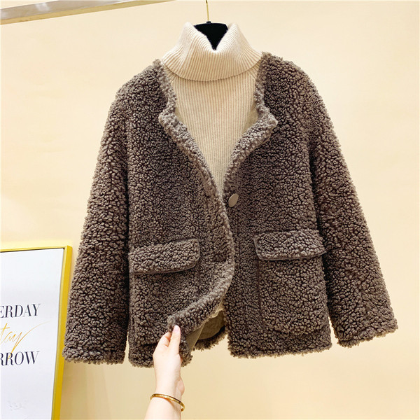 Női modern kabát széles modell gombokkal és zsebekkel