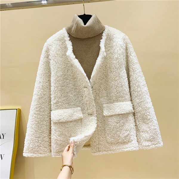 Női modern kabát széles modell gombokkal és zsebekkel