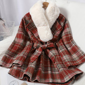 Kockás női kabát derékövvel és pehelygallérral