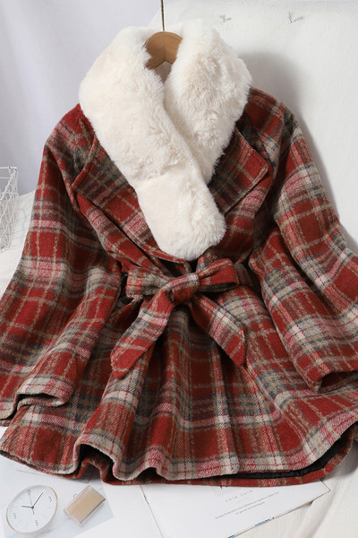 Kockás női kabát derékövvel és pehelygallérral