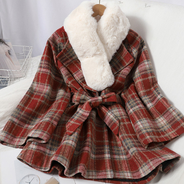 Kockás női kabát derékövvel és pehelygallérral