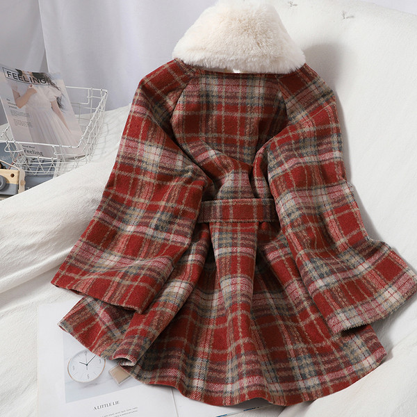 Kockás női kabát derékövvel és pehelygallérral