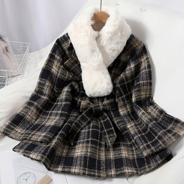 Kockás női kabát derékövvel és pehelygallérral