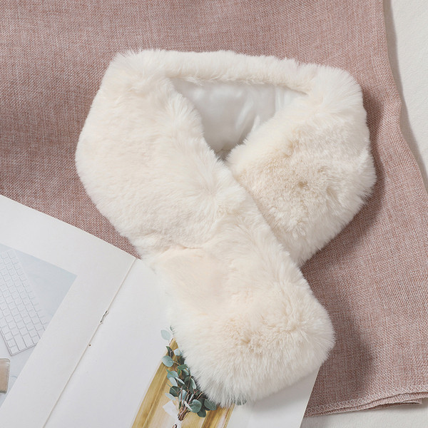 Kockás női kabát derékövvel és pehelygallérral