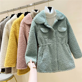 Női pehelykabát közepes hosszúsággal és zsebekkel