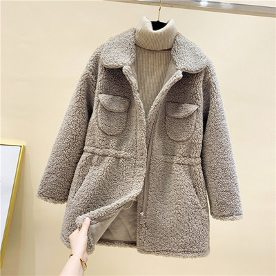 Női pehelykabát közepes hosszúsággal és zsebekkel