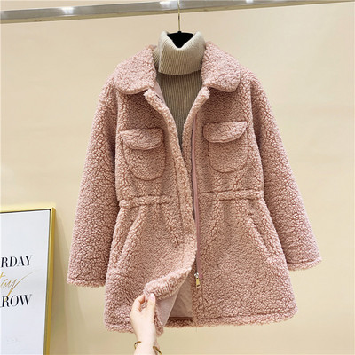 Női pehelykabát közepes hosszúsággal és zsebekkel