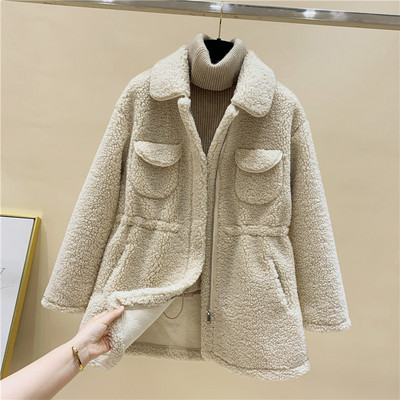 Női pehelykabát közepes hosszúsággal és zsebekkel