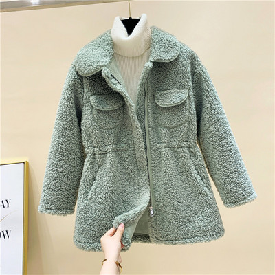 Női pehelykabát közepes hosszúsággal és zsebekkel