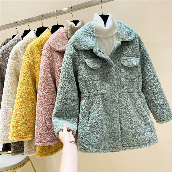 Női pehelykabát közepes hosszúsággal és zsebekkel