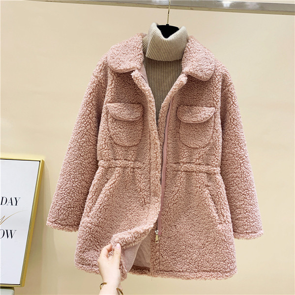 Női pehelykabát közepes hosszúsággal és zsebekkel