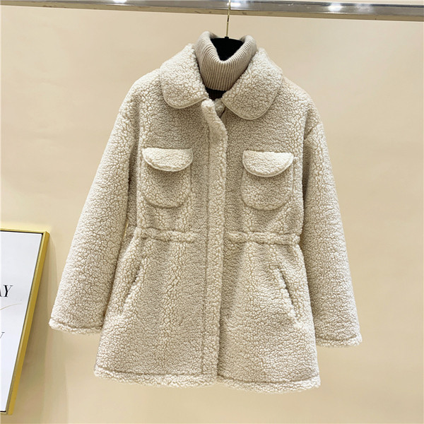Női pehelykabát közepes hosszúsággal és zsebekkel