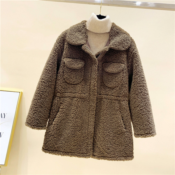 Női pehelykabát közepes hosszúsággal és zsebekkel