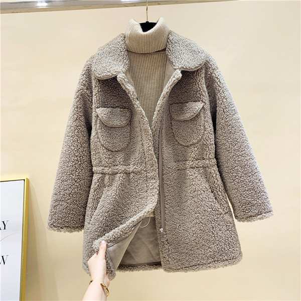 Női pehelykabát közepes hosszúsággal és zsebekkel