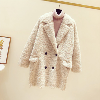 Hosszú női kabát gombokkal és zsebekkel - spitz nyakkivágással