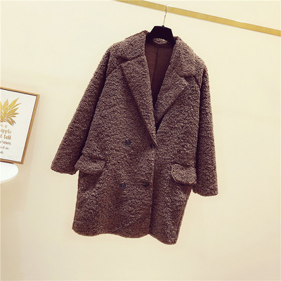 Hosszú női kabát gombokkal és zsebekkel - spitz nyakkivágással