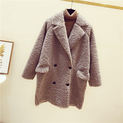 Hosszú női kabát gombokkal és zsebekkel - spitz nyakkivágással