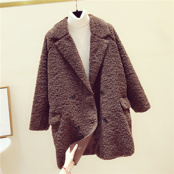 Hosszú női kabát gombokkal és zsebekkel - spitz nyakkivágással