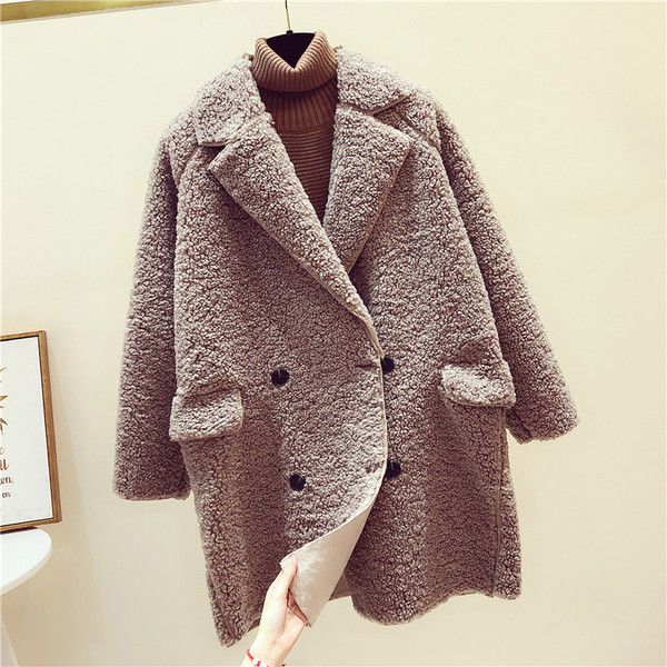 Hosszú női kabát gombokkal és zsebekkel - spitz nyakkivágással