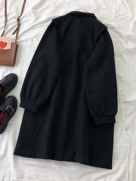 Fekete női kabát széles modell gallérral és zsebekkel