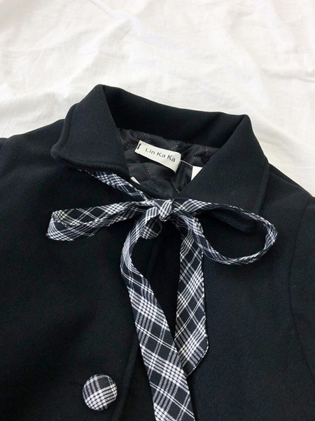 Fekete női kabát széles modell gallérral és zsebekkel