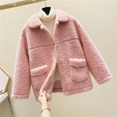 Късо дамско пухено палто подходящо за зимата с джобове