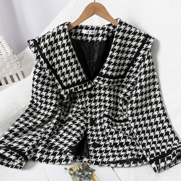 Kratki retro ženski kaput crno-bijele boje