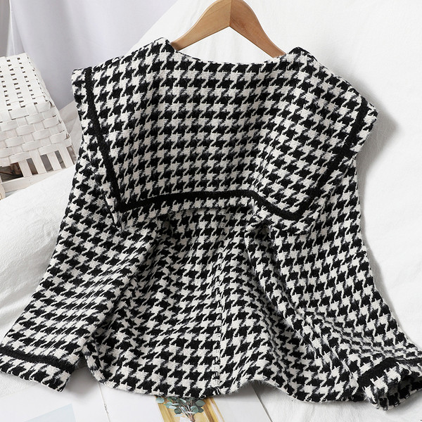 Kratki retro ženski kaput crno-bijele boje