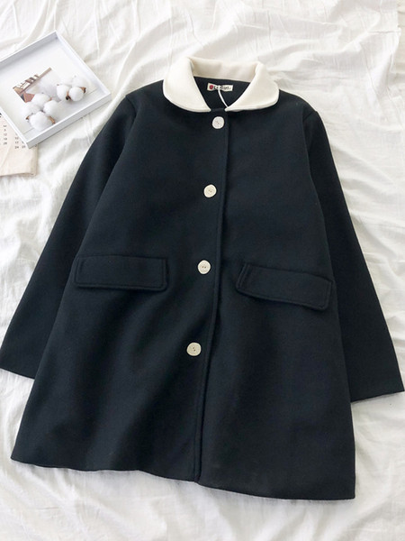 Alkalmi fekete női kabát fehér gallérral