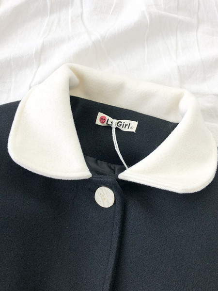 Alkalmi fekete női kabát fehér gallérral