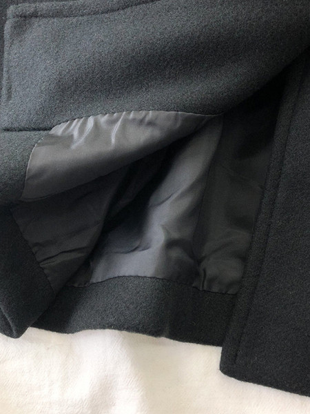 Alkalmi fekete női kabát fehér gallérral