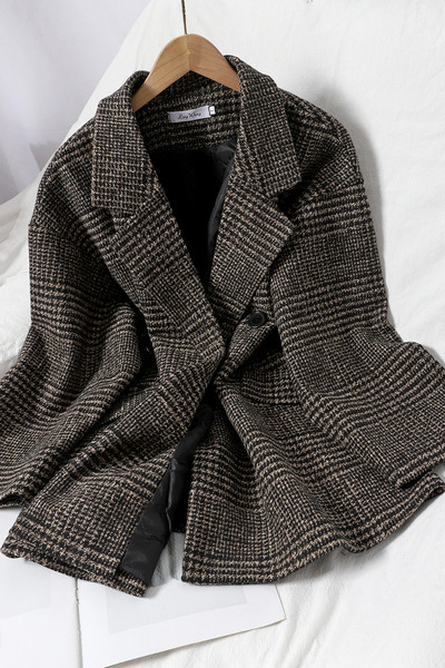 Kockás női gyapjúkabát gombokkal